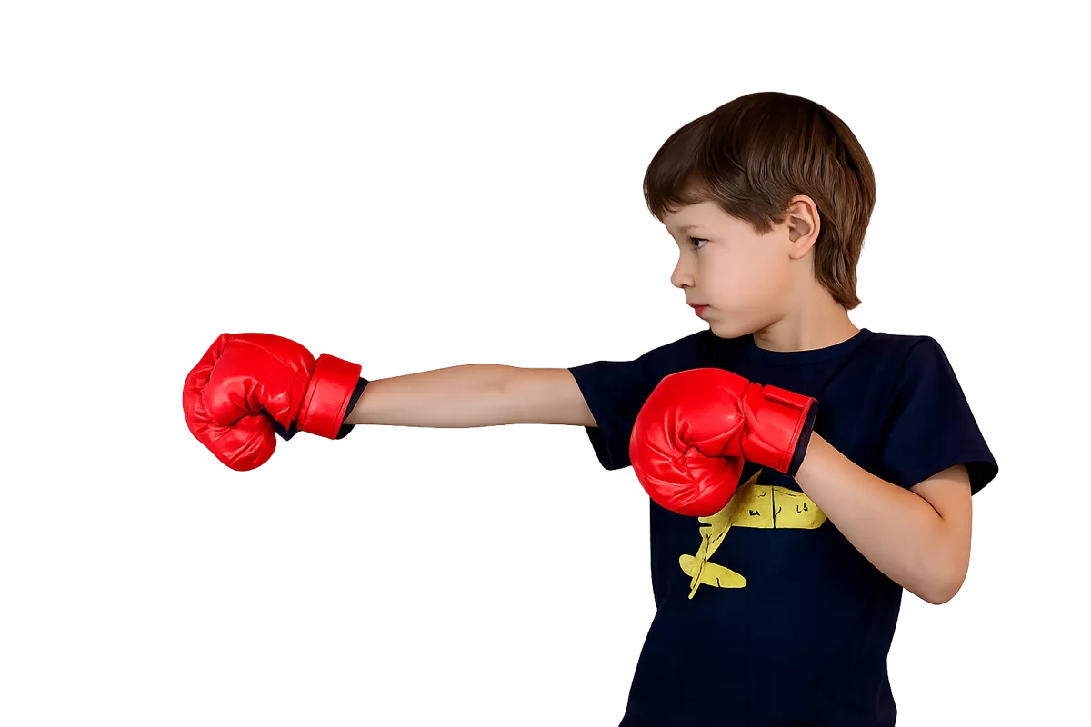 Niño con guantes de boxeo